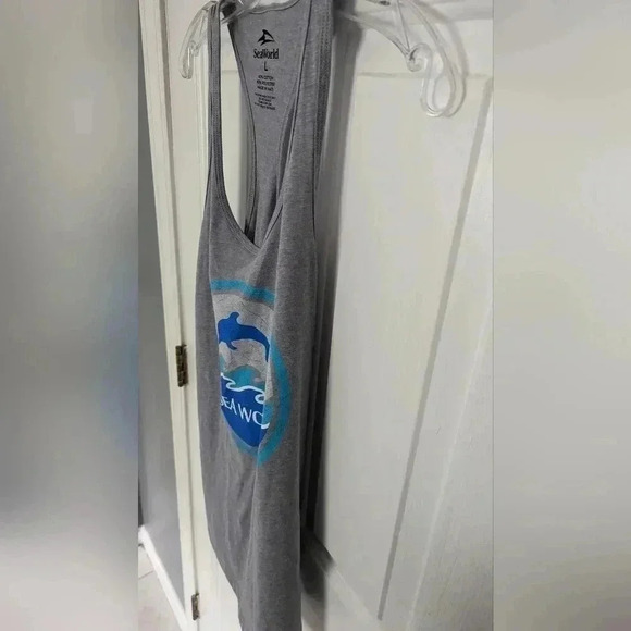 Women's SeaWorld Grey Large Racer Back Tank Top (GUC) - Picture 6 of 11